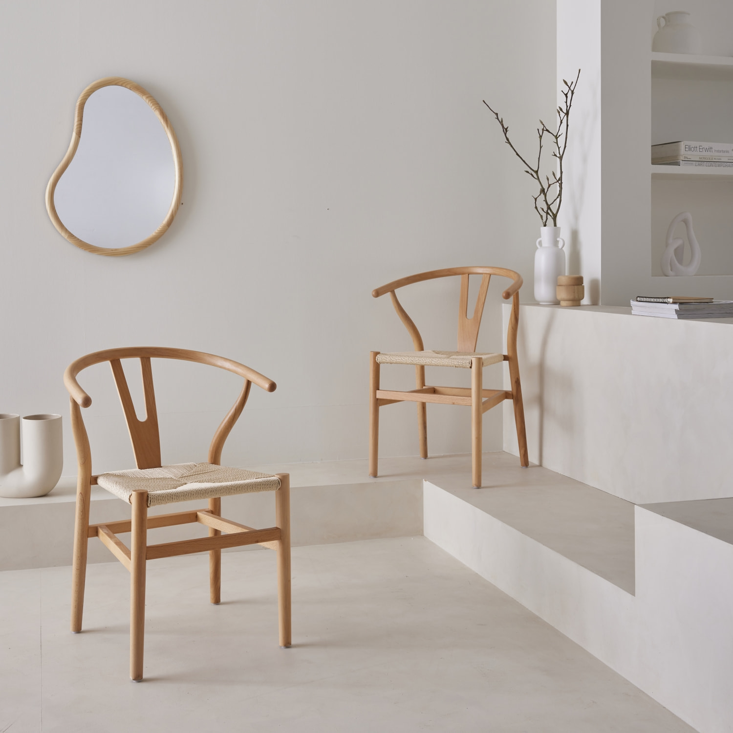 Lot de deux chaises vintage naturelles en bois d'hévéa avec assise en cordes et dossier arrondi