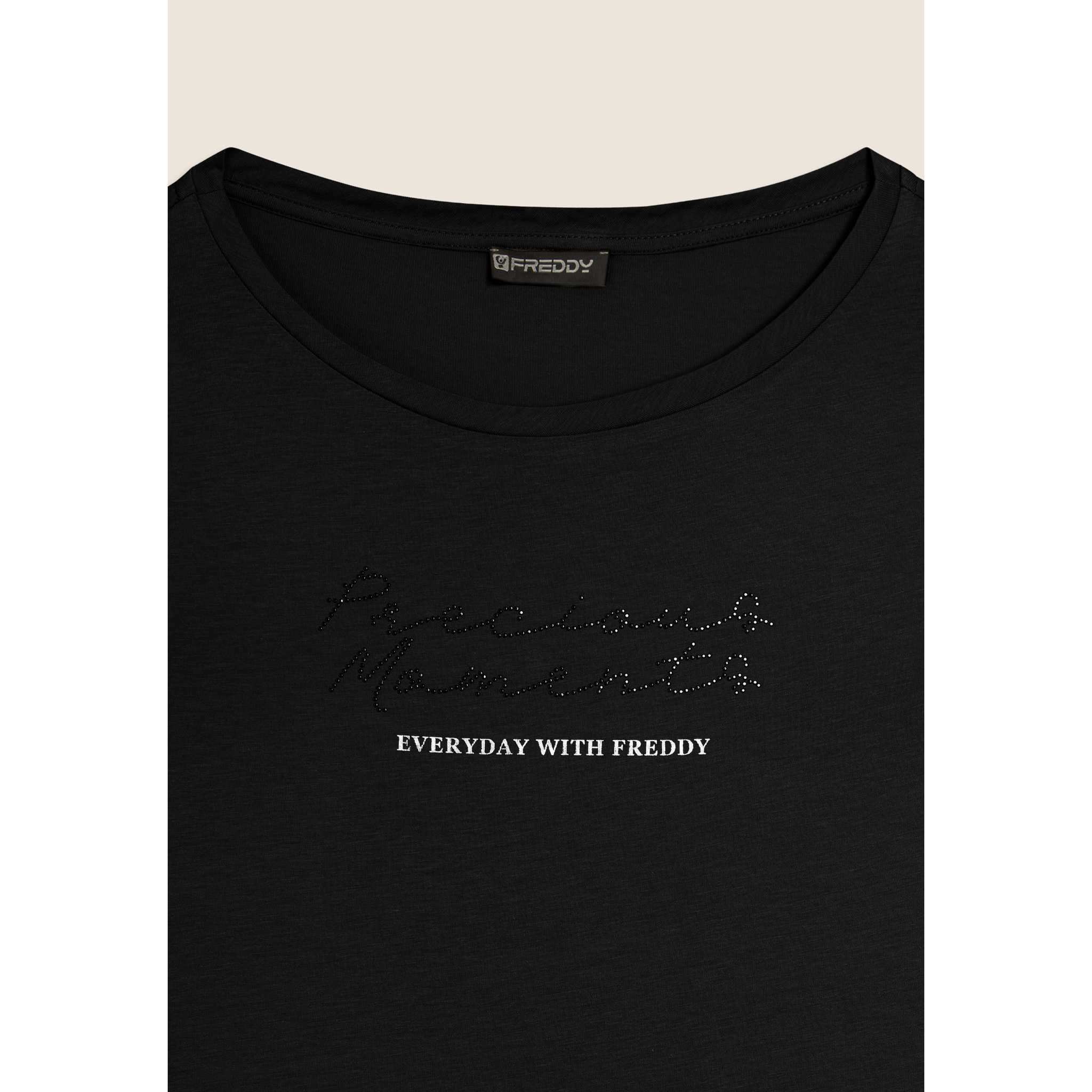 T-shirt con maniche in tessuto crinkle e scritta gioiello