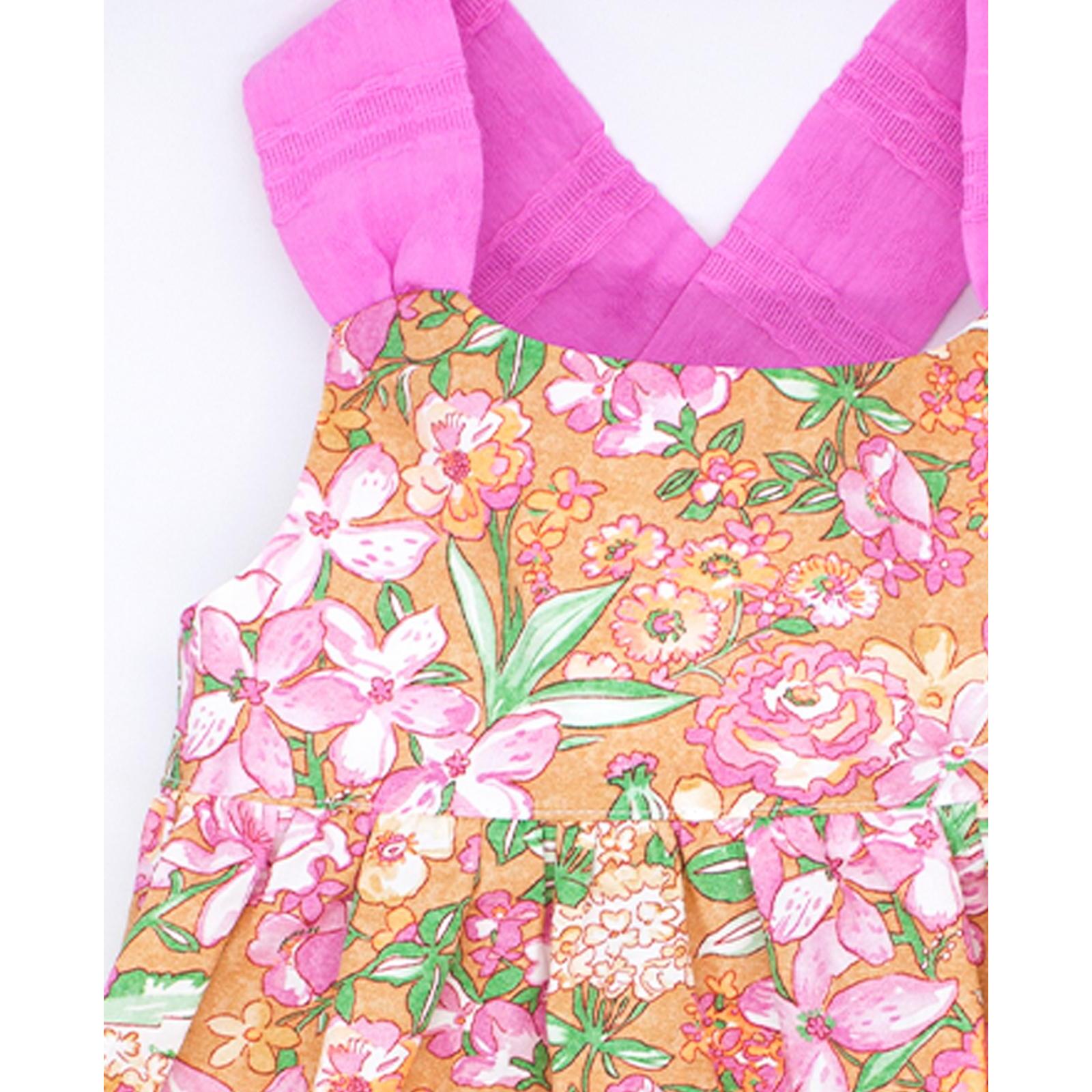 Vestido midi de popelín ocre flores rosas. Falda de volantes y tirantes cruzados en la espalda.