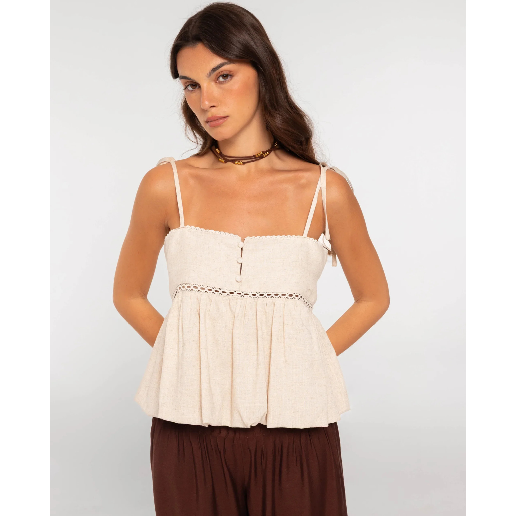 Top forrado con botones forrados y tirantes de lazada ajustables de mujer