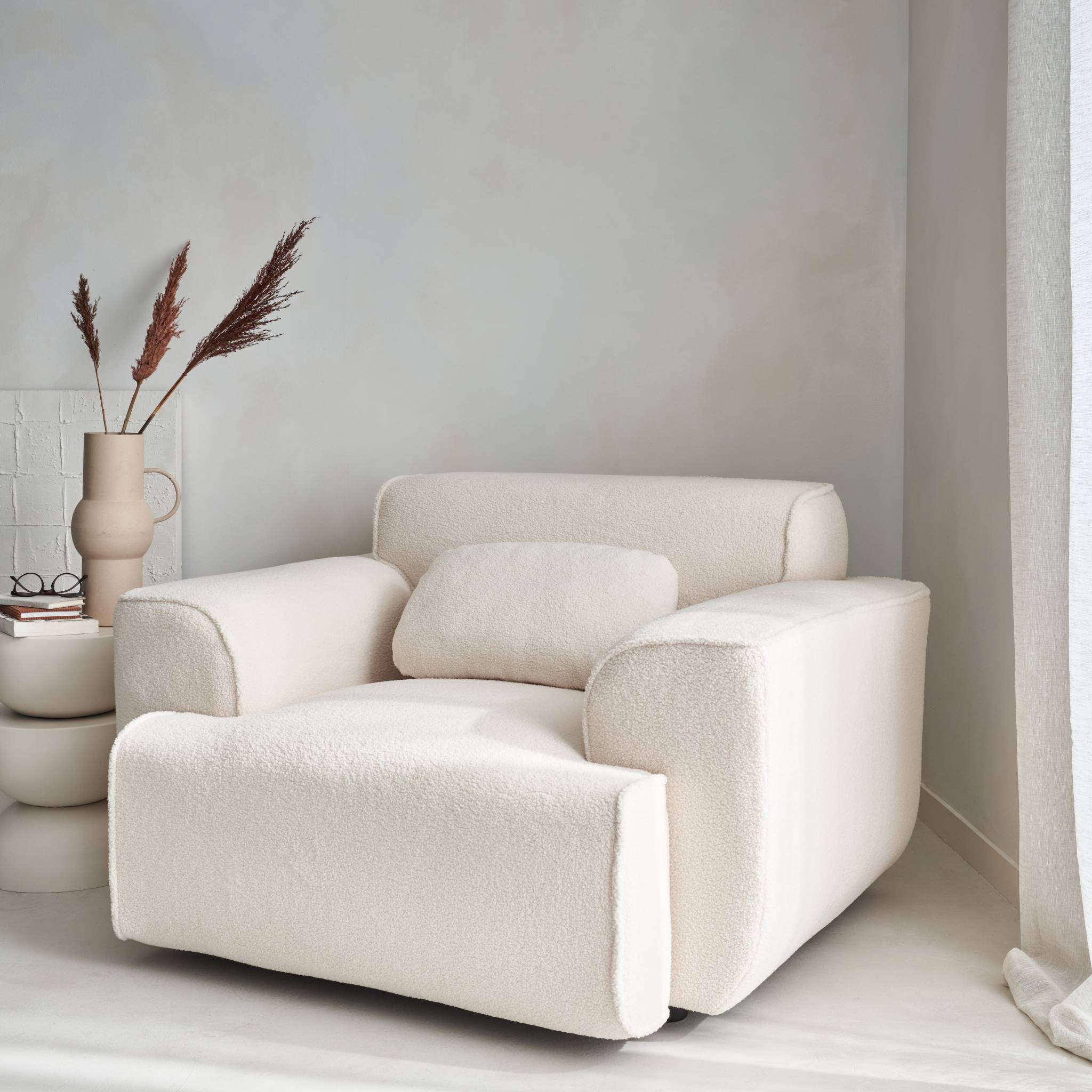 Fauteuil tissu bouclette blanche. lignes arrondis. coussin fourni. Wallas. L 116 x P 97 x H 73cm