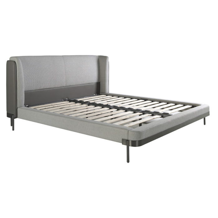 Cama Angel Cerdá de matrimonio con un cabecero y estructura en tela en gris claro y patas de acero inoxidable pulido oscurecido 218x229x105cm