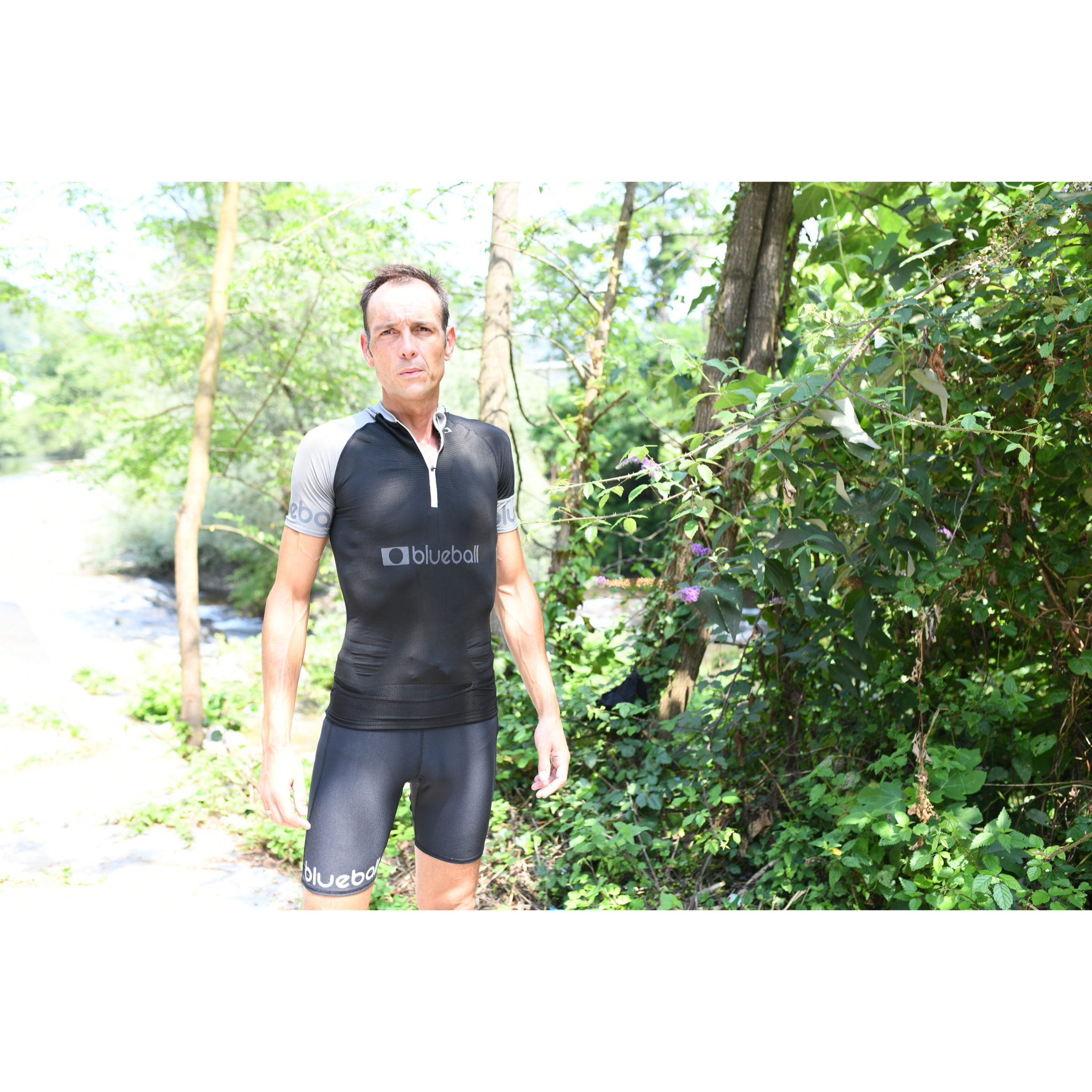 CAMISETA DE COMPRESIÓN RUNNING PARA HOMBRE DE MANGA CORTA BLUEBALL EN NEGRO Y GRIS