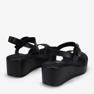 Sandalias de cuña negras con cierre de hebilla