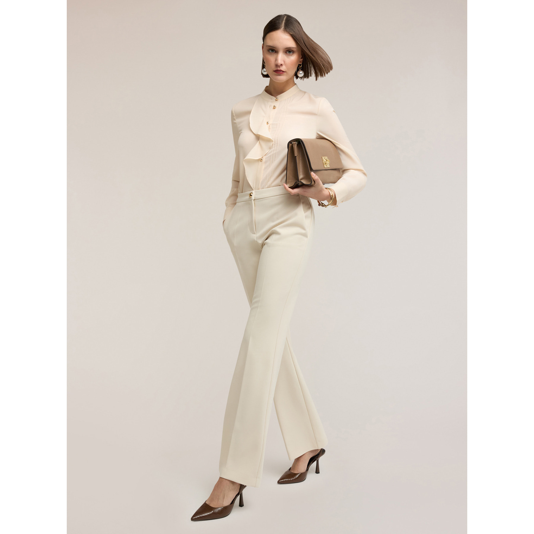 Motivi - Camisa en crepé de China con volante - Beige