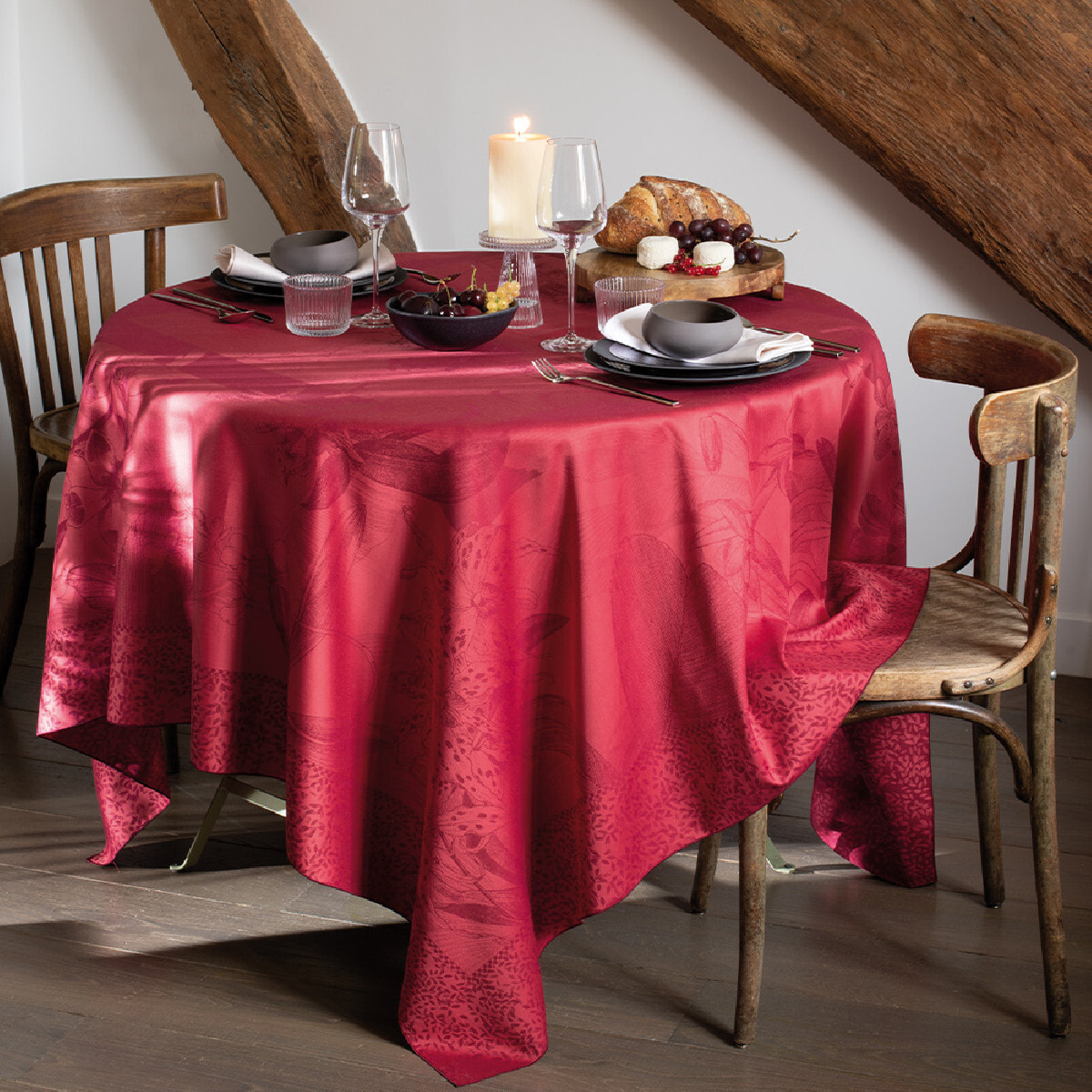 Nappe anti tache pur coton jacquard tissage fin Orchidees bordeaux