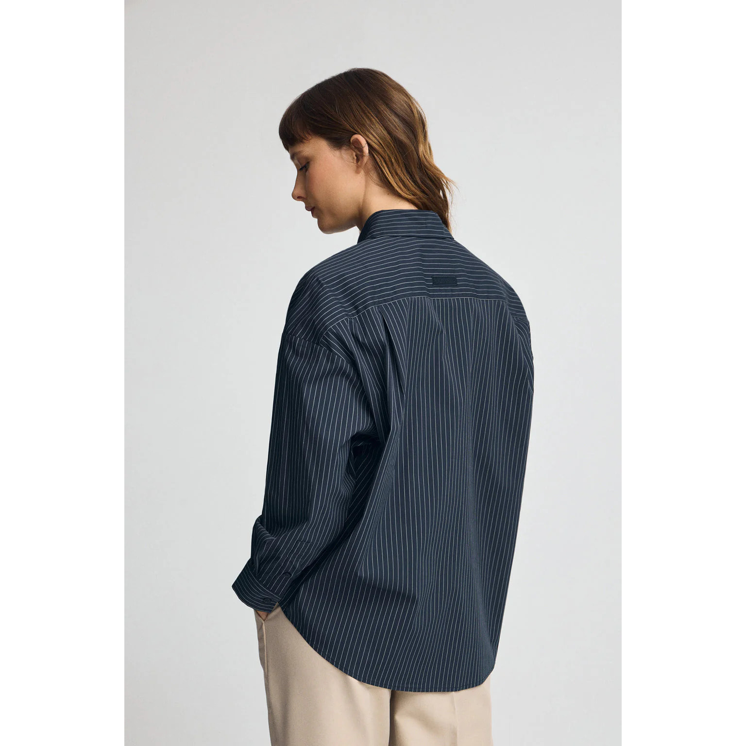 Camicia blu marino relaxed fit e collo classico