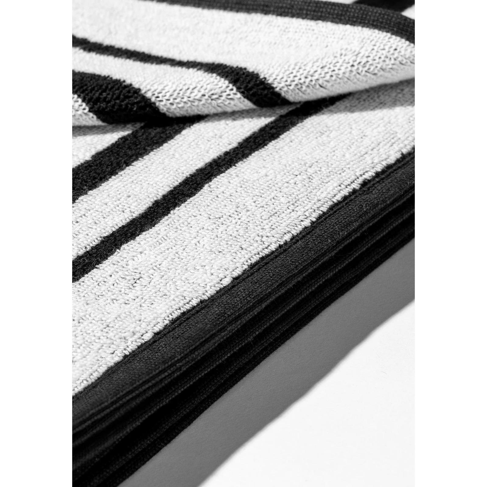 Toalla Old Money Jacquard Velour Beach Towel Negro / Blanco D.Franklin