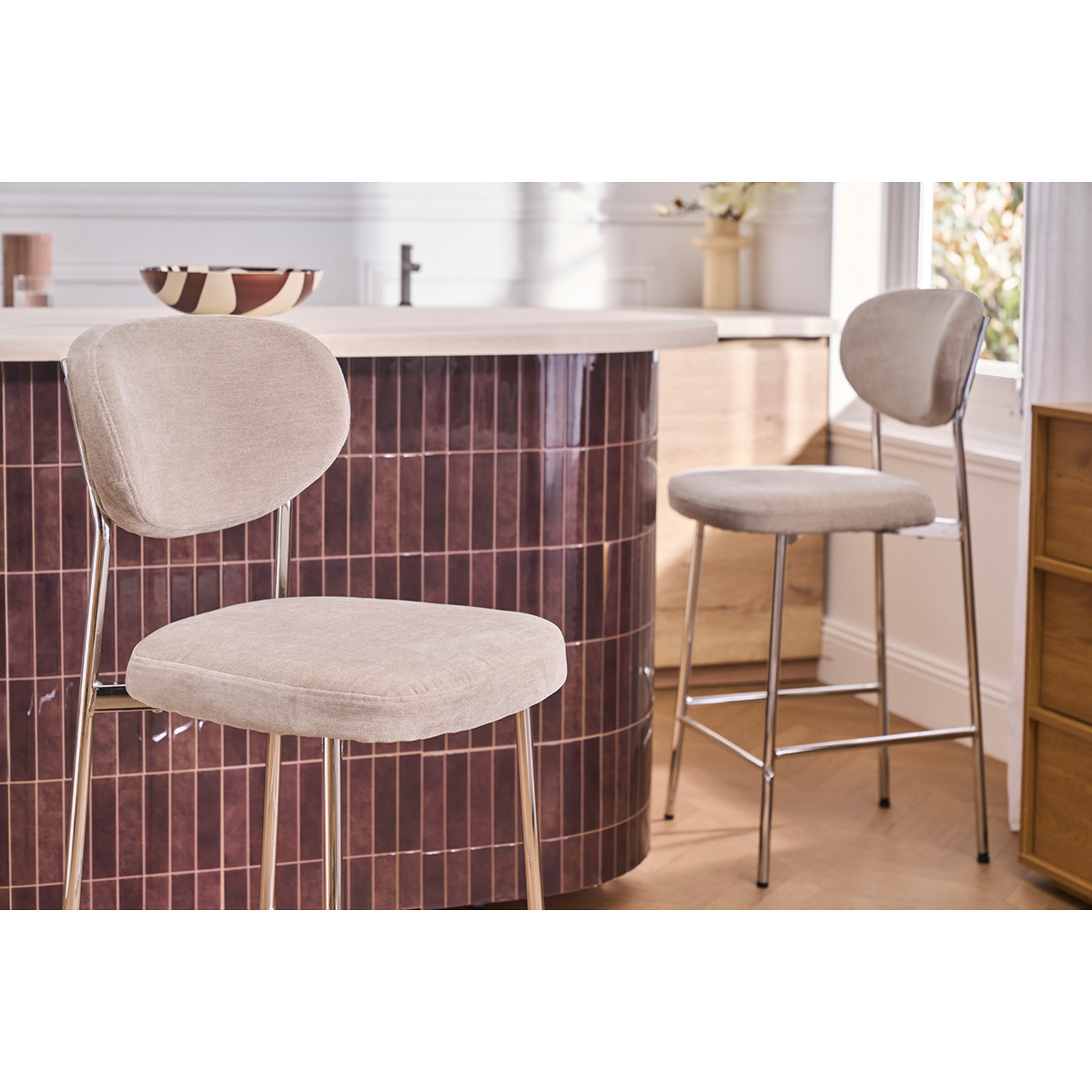 Tabourets de bar fixes en tissu effet velours taupe H65 cm (lot de 2) BREKA
