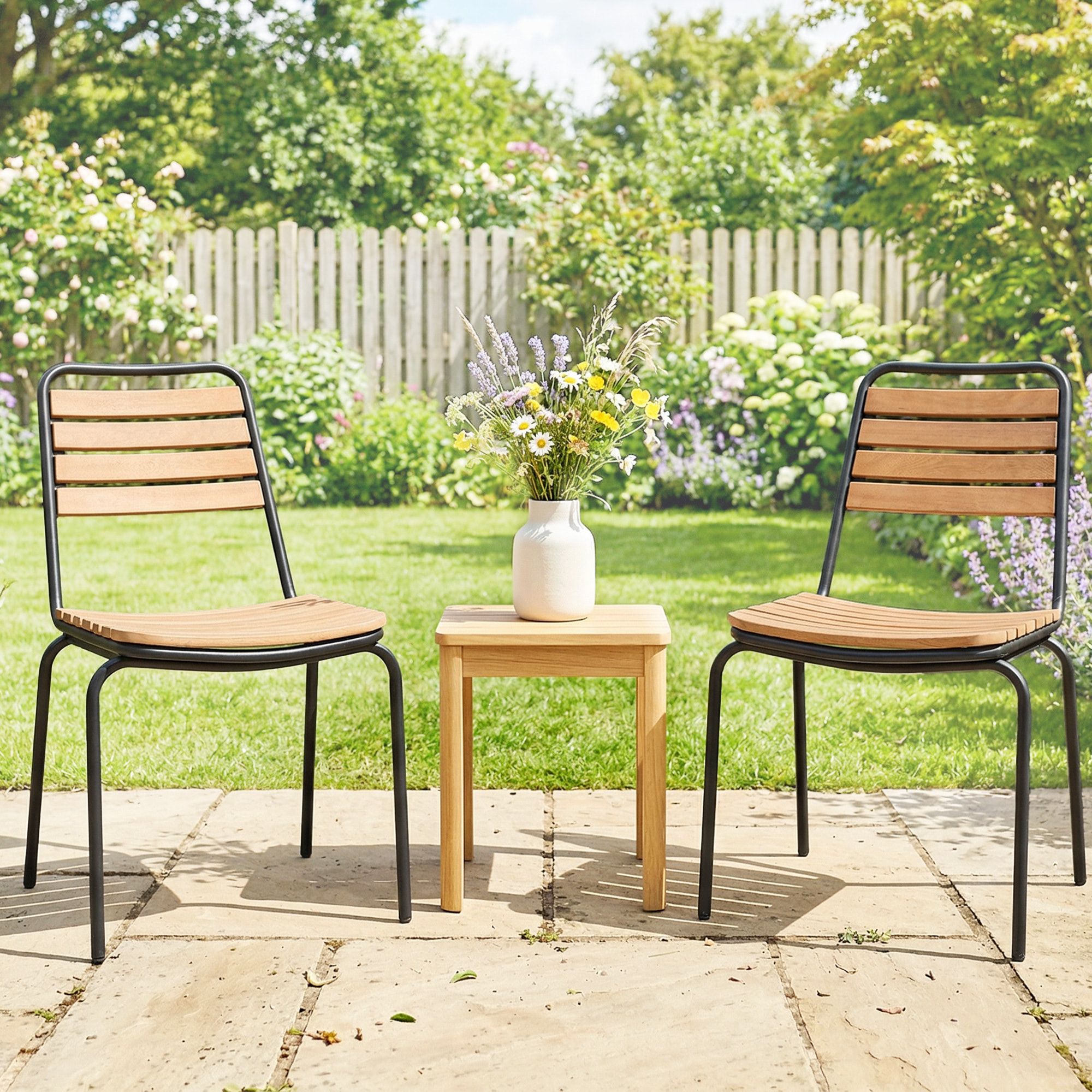 Lot de 2 chaises de jardin empilables acier noir bois eucalyptus pré-huilé