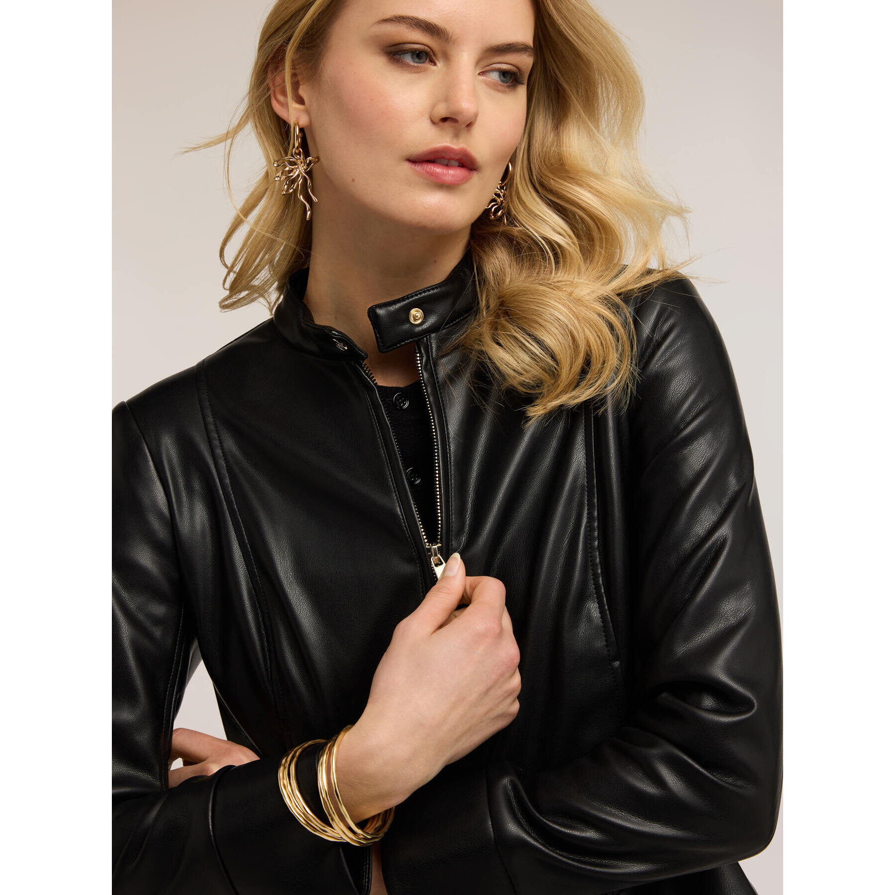 Motivi - Chaqueta corta con cremallera y cuello mao - Negro