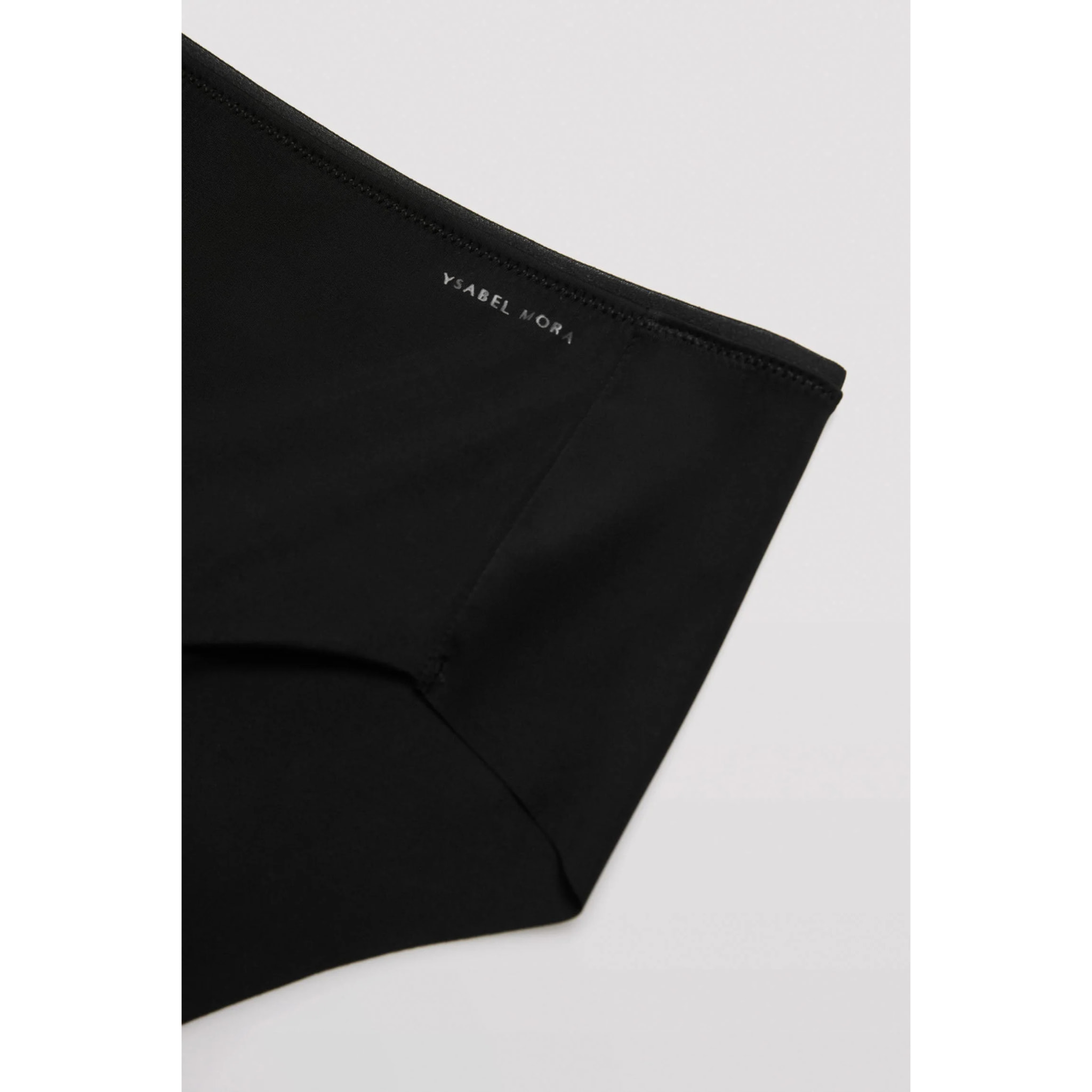 Mutandina contenitive con finiture nere invisibili