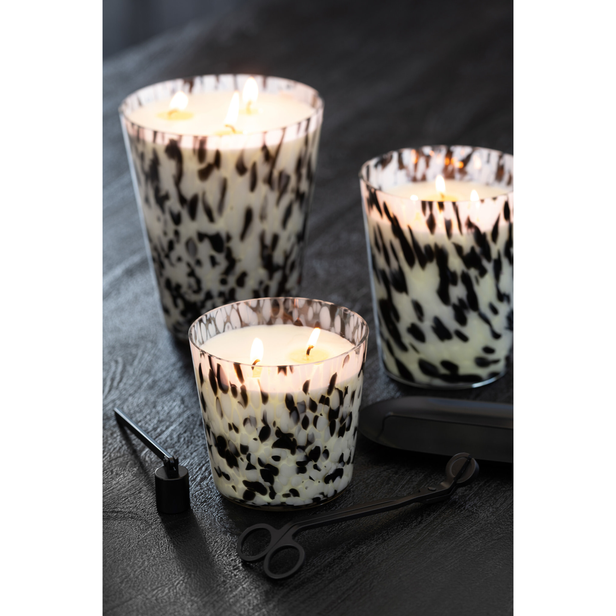 J-Line bougie parfumée Noa - Stone & Rock - verre - noir/blanc - small - 50H