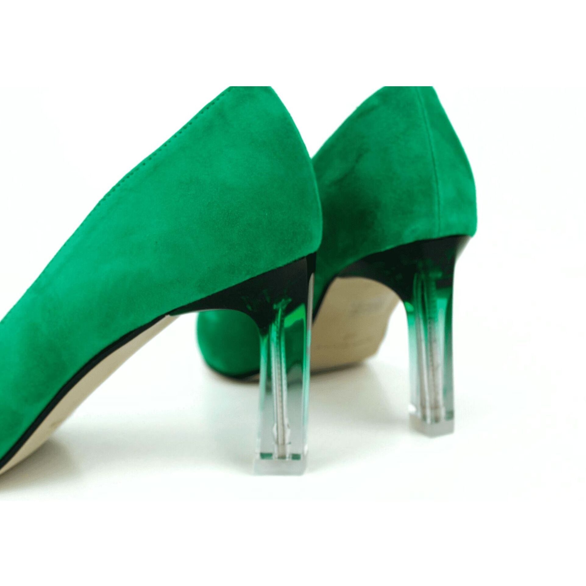 Salón en color verde con tacón en metacrilato combi. Tacón 7 cm