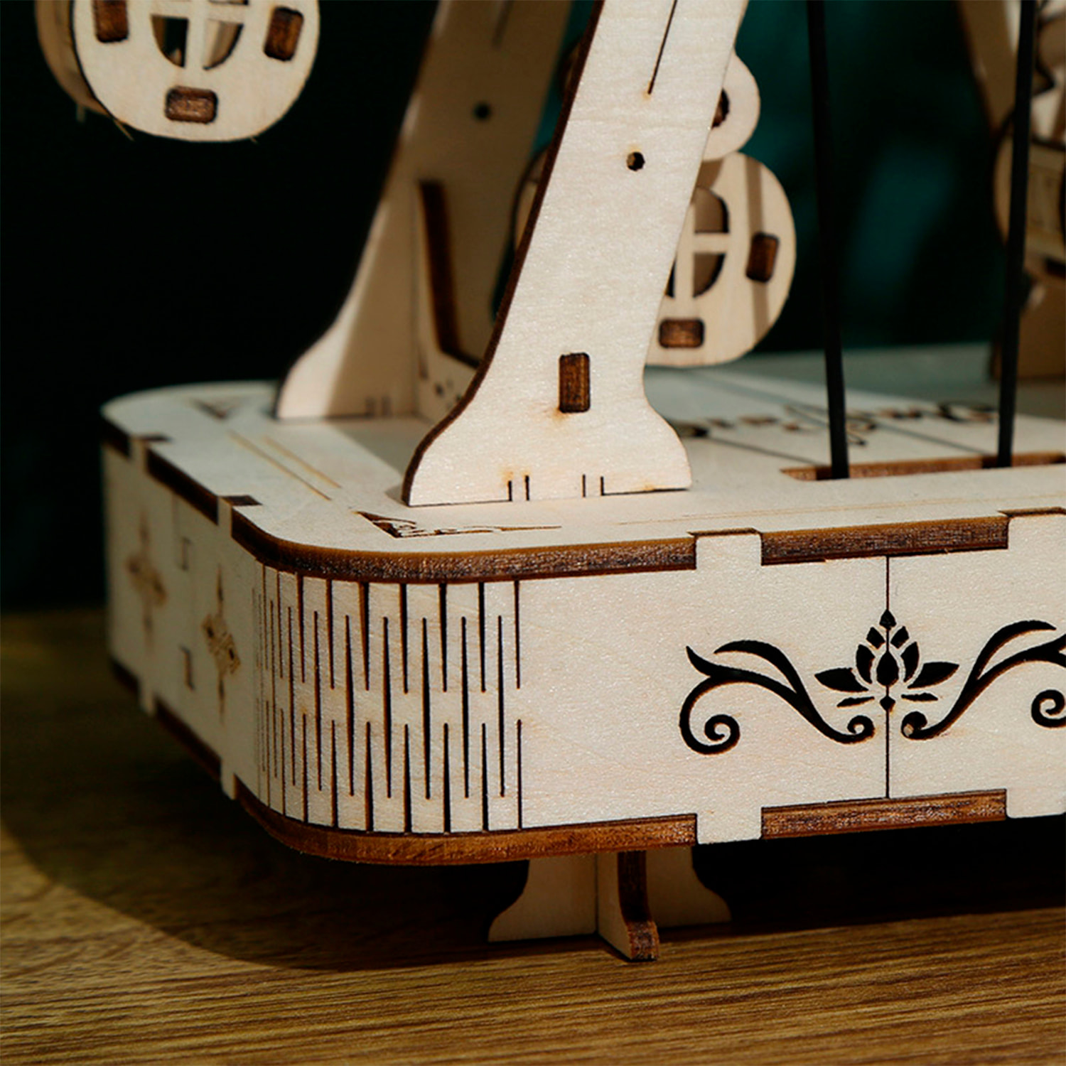 Maqueta de Madera 3D, diseño de Noria con música y movimiento mecánico. 133 piezas.