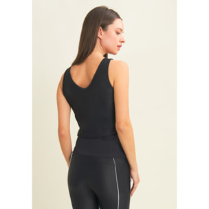 Canotta cropped con profili a contrasto e scollo ampio