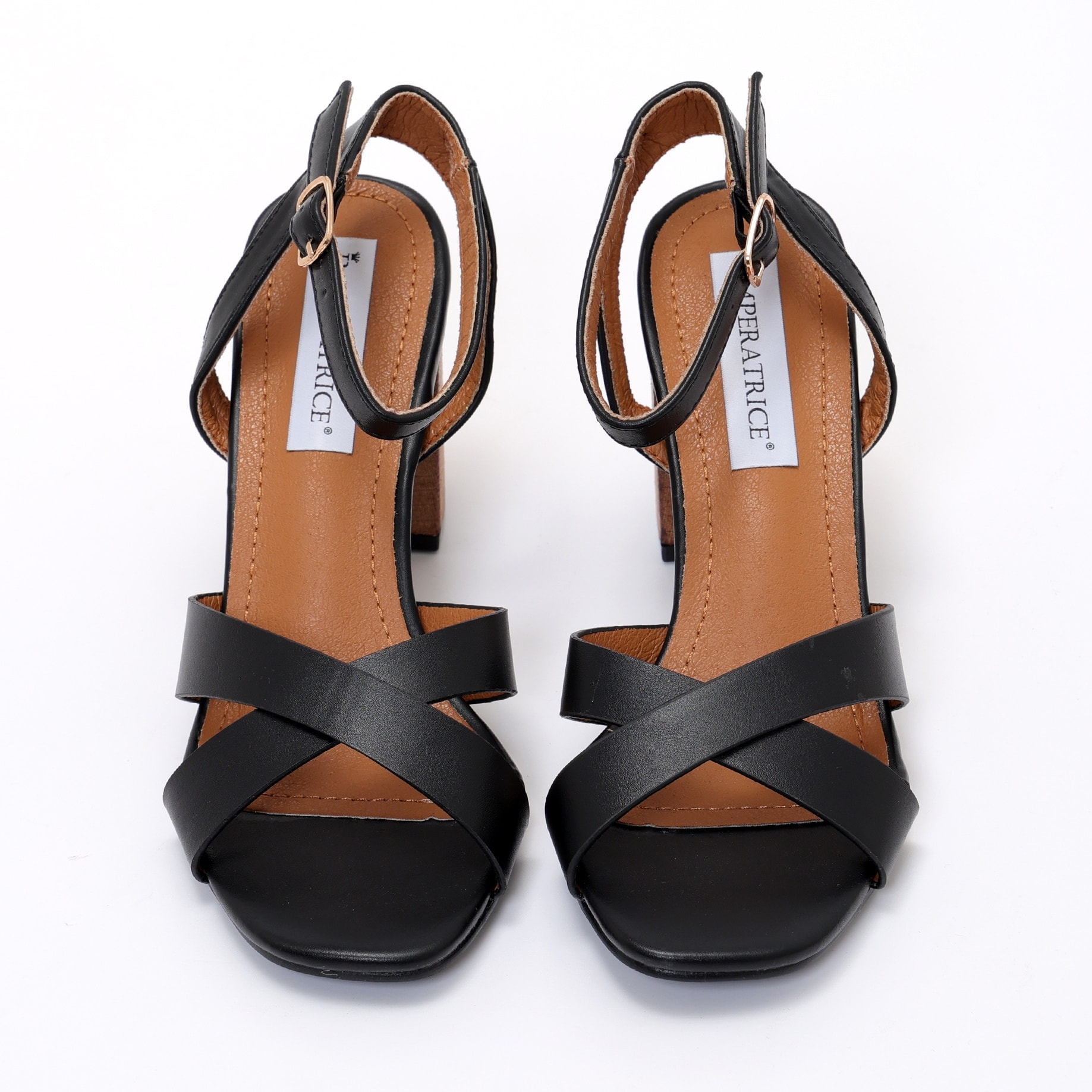 Sandali in simil pelle con fasce incrociate e tacco alto in sughero