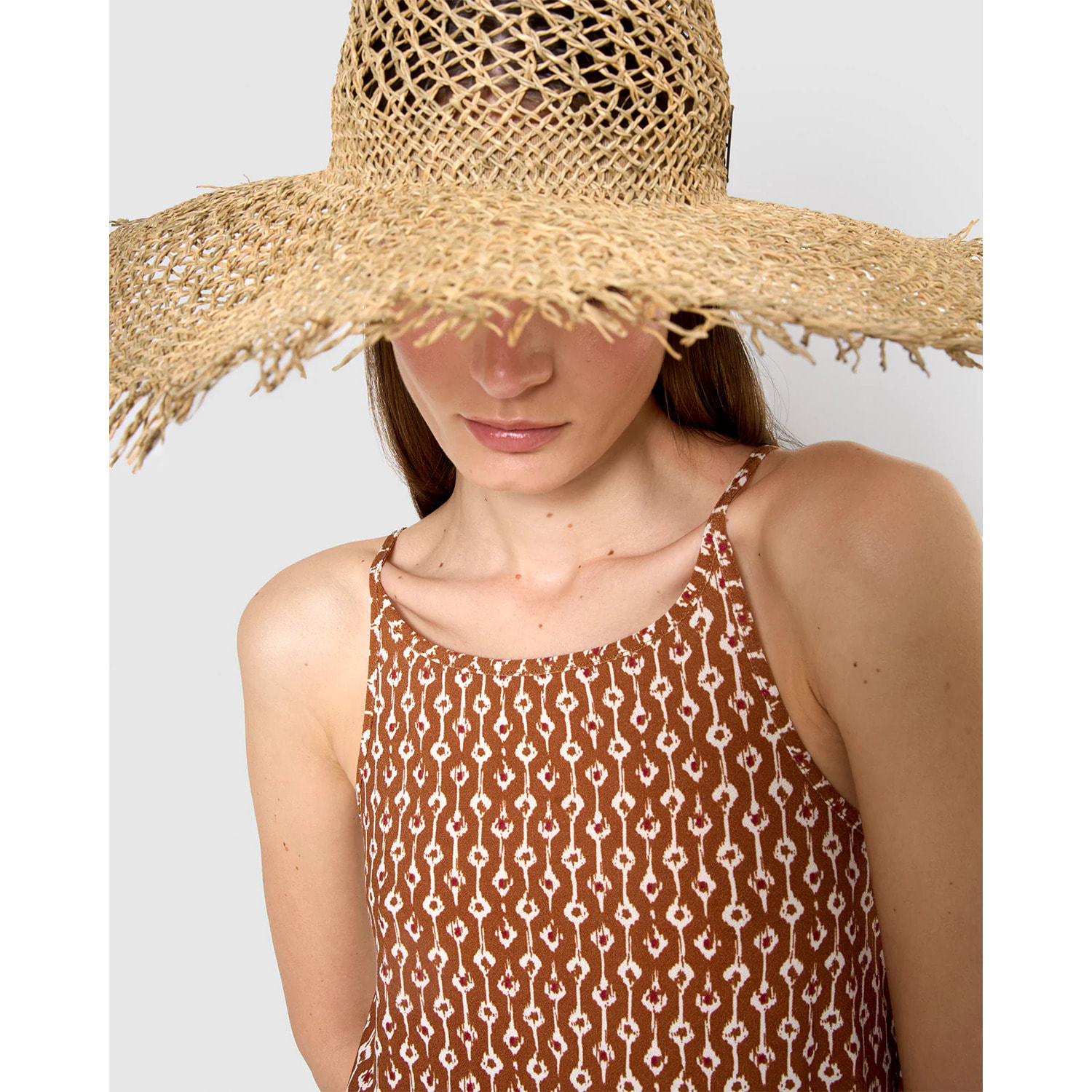 Vestido corto tirantes crepe ellene marrón