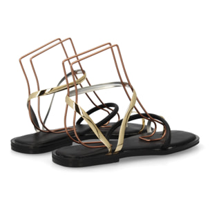 Sandalia plana moderna tiras metálicas