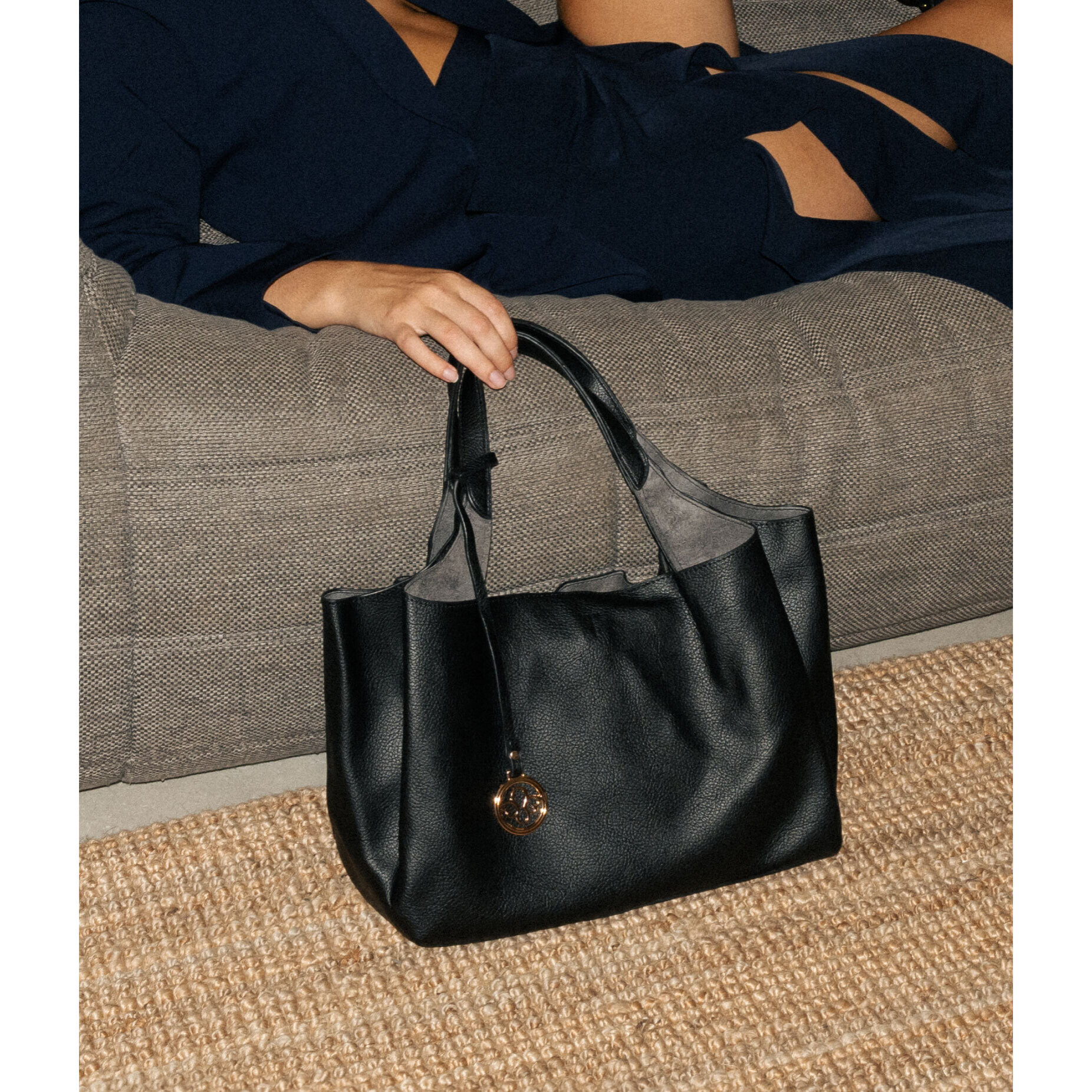 Bolso de hombro negro con tres compartimentos