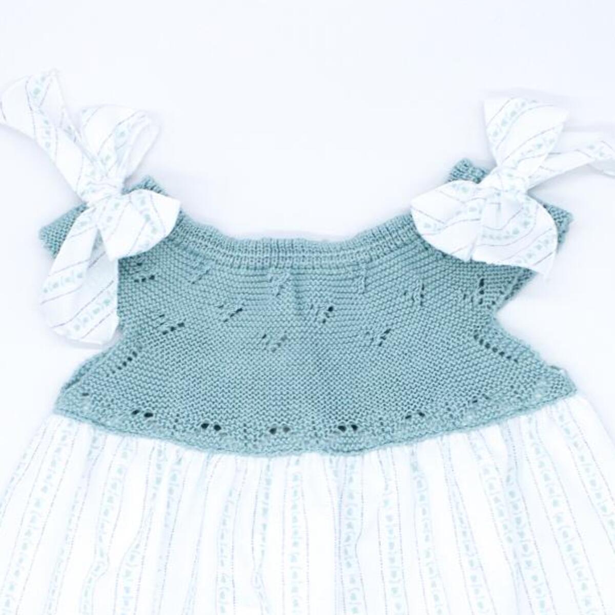 Vestido corto estampado flores y rayas, con cuerpo de punto verde y lazos en el hombro.