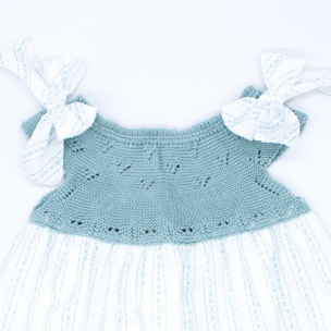 Vestido corto estampado flores y rayas, con cuerpo de punto verde y lazos en el hombro.