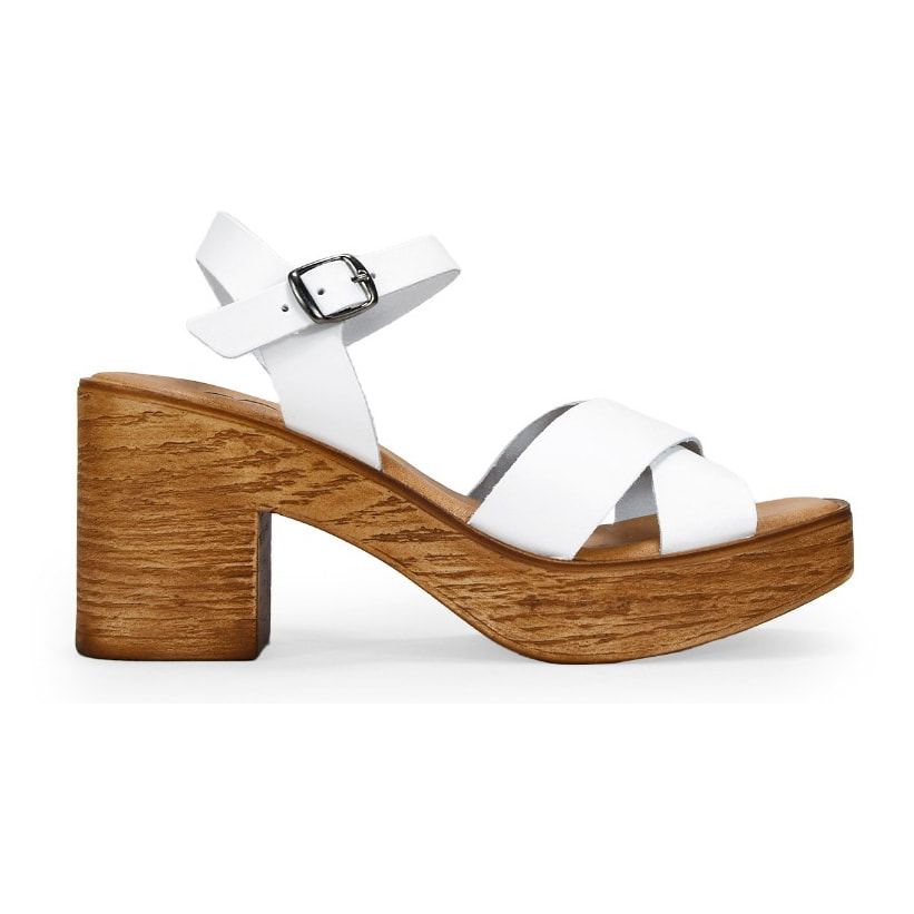 Sandalias de piel blancas con tacón de madera