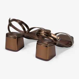 Sandalias de tacón marrones metalizadas con hebilla