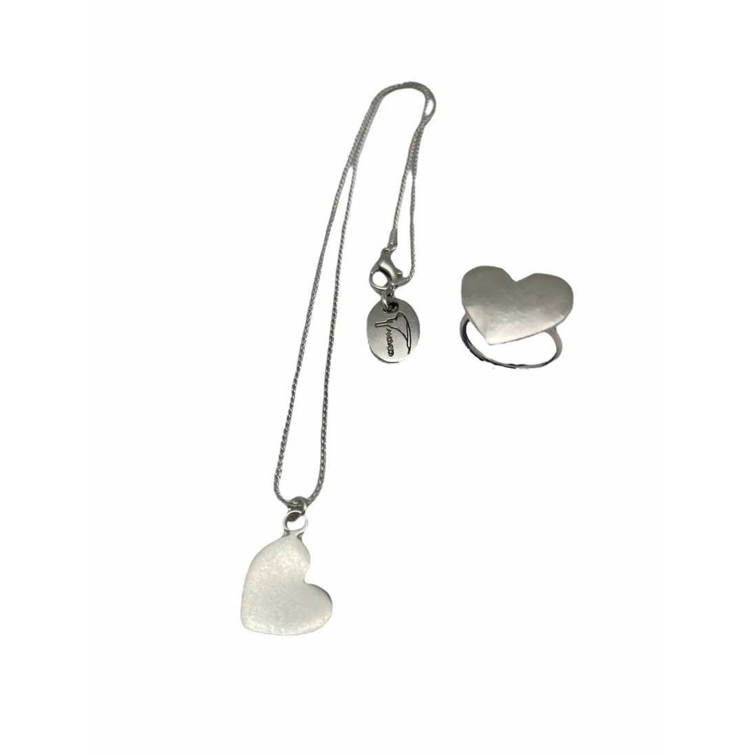 Conjunto colgante y anillo de corazón en latón y zamak chapado en plata de ley. 40cm T-14