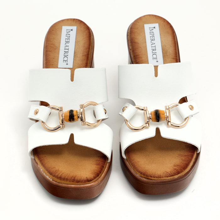 Sandali in simil pelle con tacco comodo quadrato ed applicazione color oro