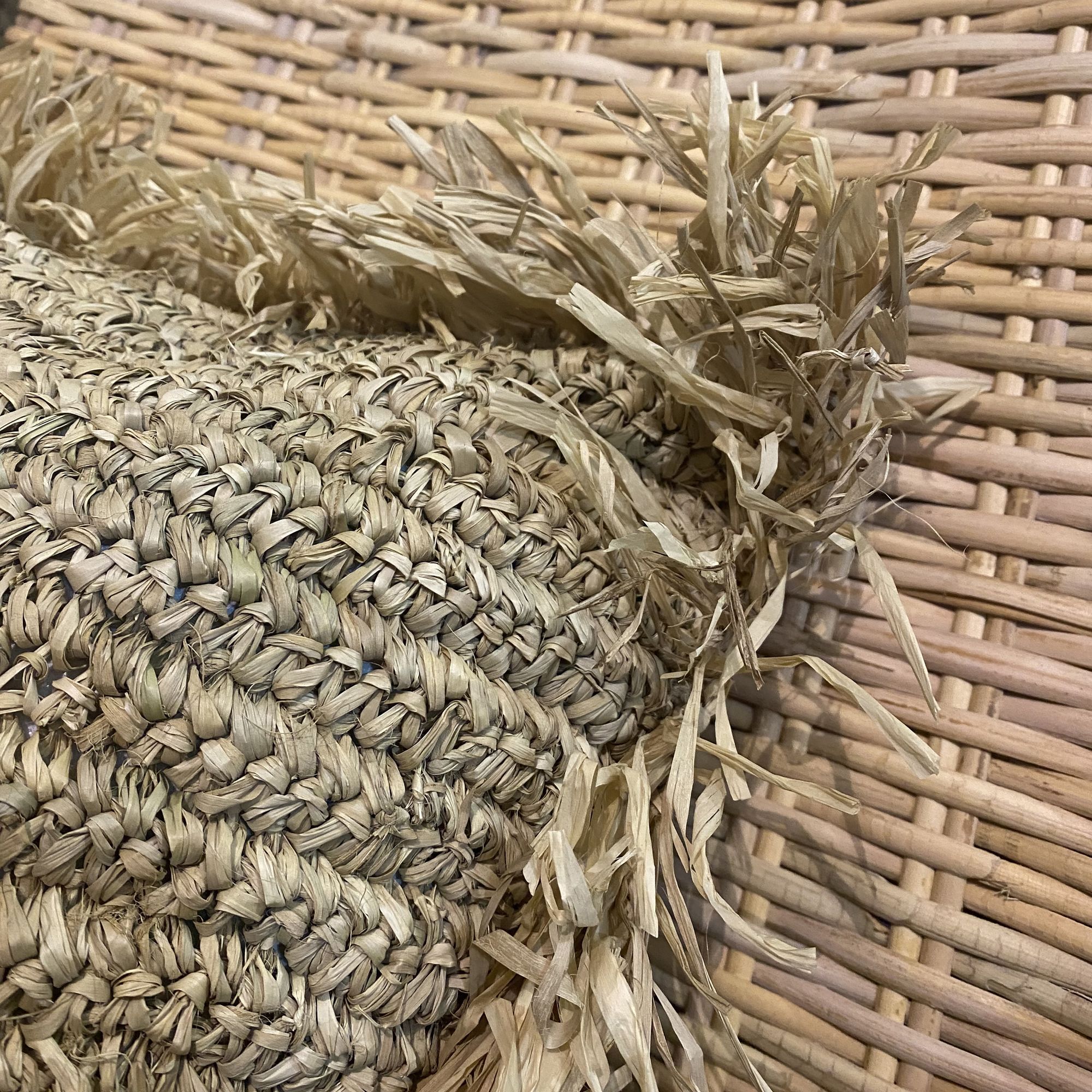 Coussin en raphia avec franges 40cm SYROS