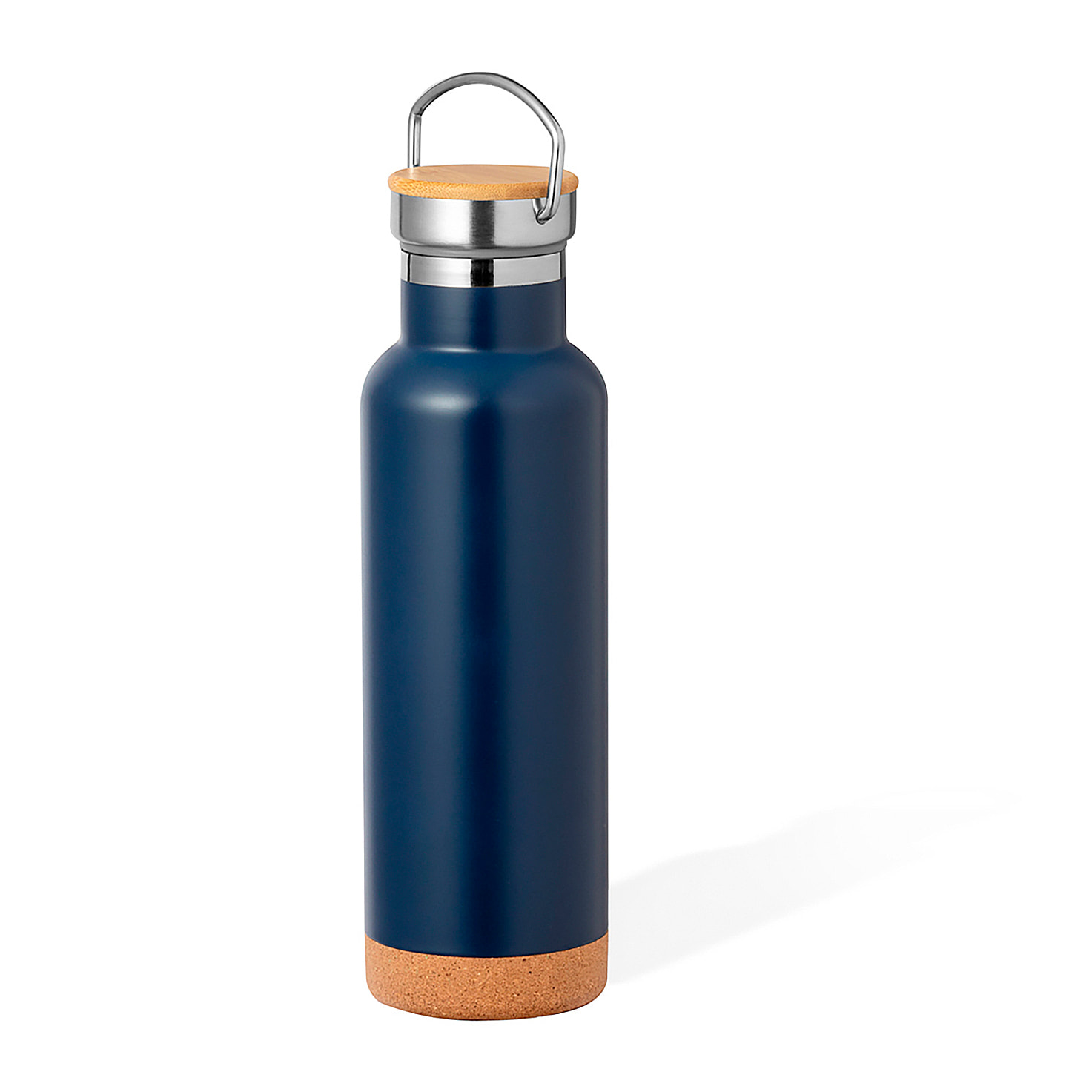 Bidón térmico de 650 ml de capacidad en acero inox de doble pared. Incluye tapón a rosca en acero inox, con detalle de bambú y asa integrada.