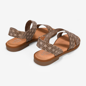 Sandalias beige en piel con flores grabadas