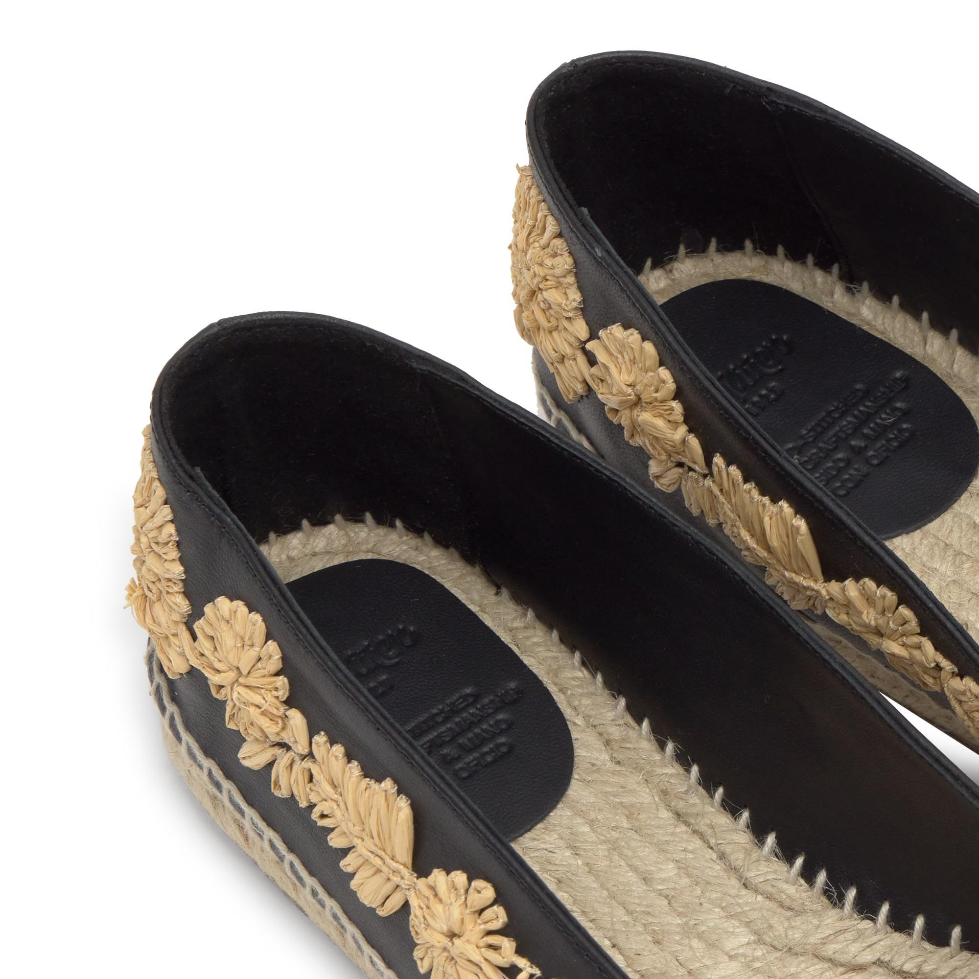 Alpargata Paris plana estilo bailarina en napa con motivos florales bordados