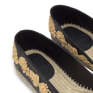 Alpargata Paris plana estilo bailarina en napa con motivos florales bordados