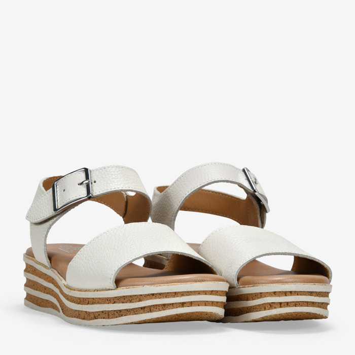Sandalias beige en piel con cuña