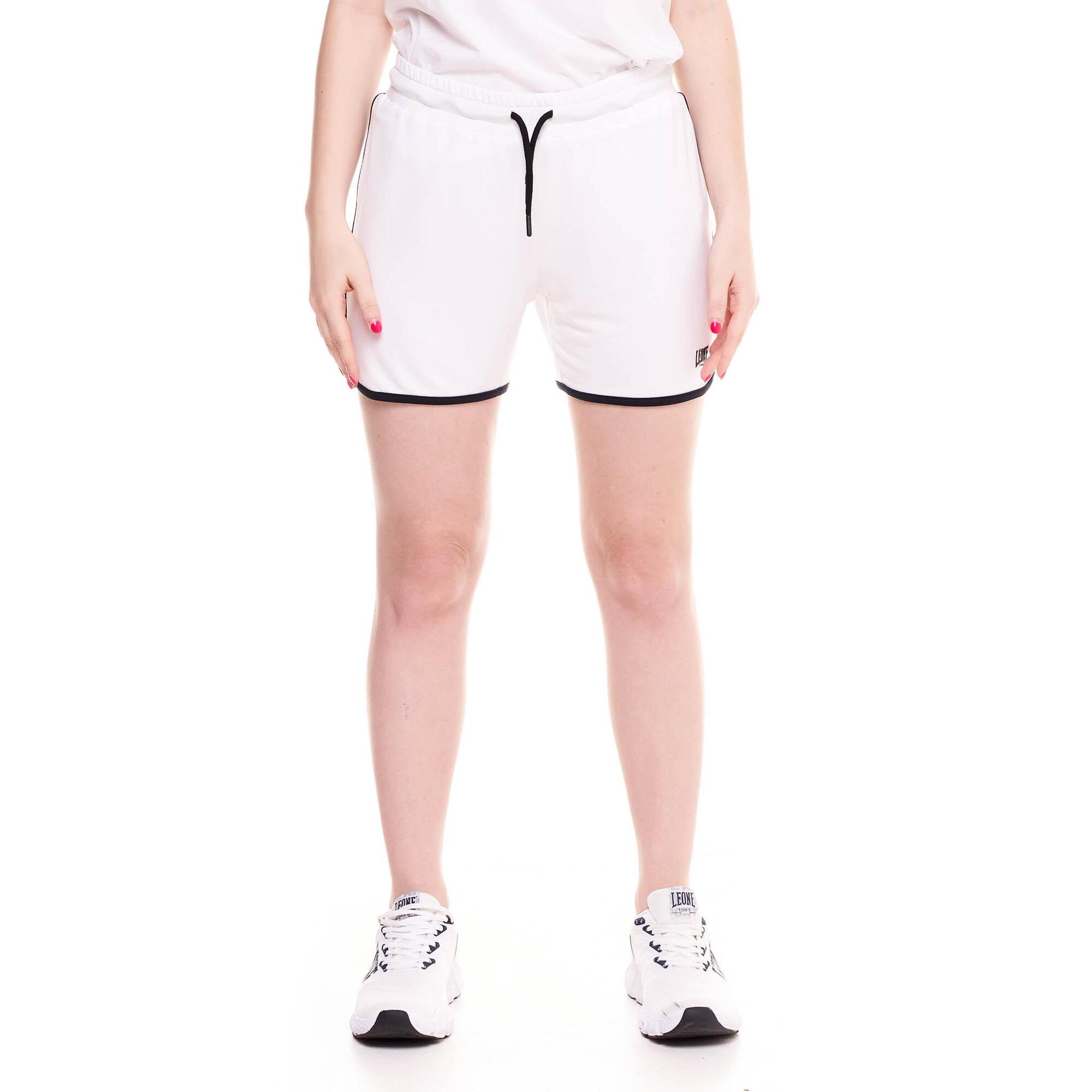 Pantalones cortos de mujer en blanco y negro.