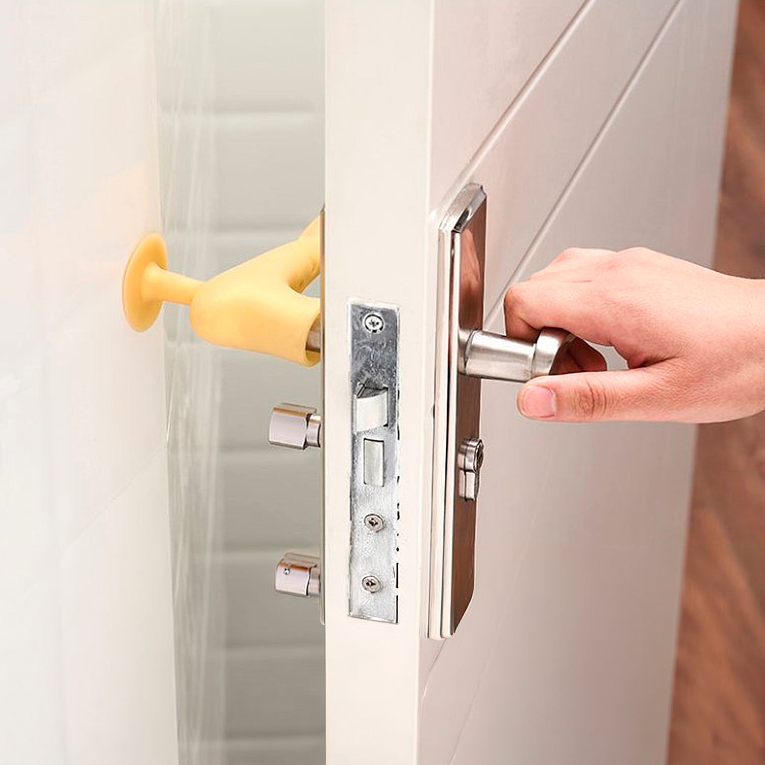 Funda de silicona para manilla de puerta con ventosa trasera que evita golpes y permite mantener la puerta abierta.