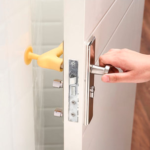 Funda de silicona para manilla de puerta con ventosa trasera que evita golpes y permite mantener la puerta abierta.