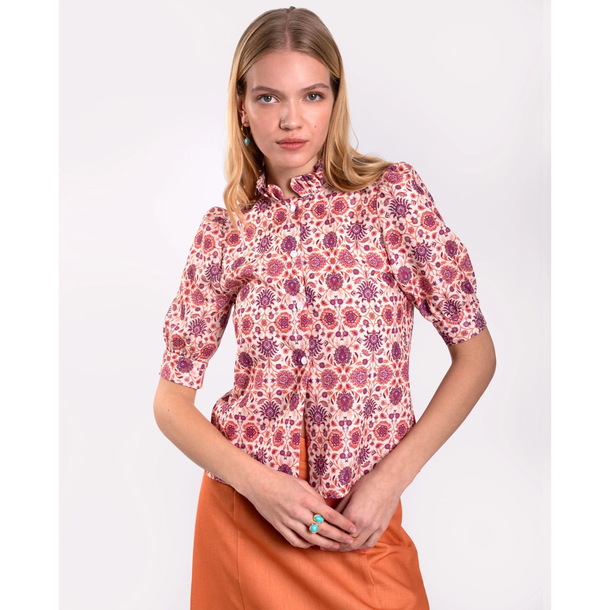 Camisa de mujer con manga corta y estampado floral