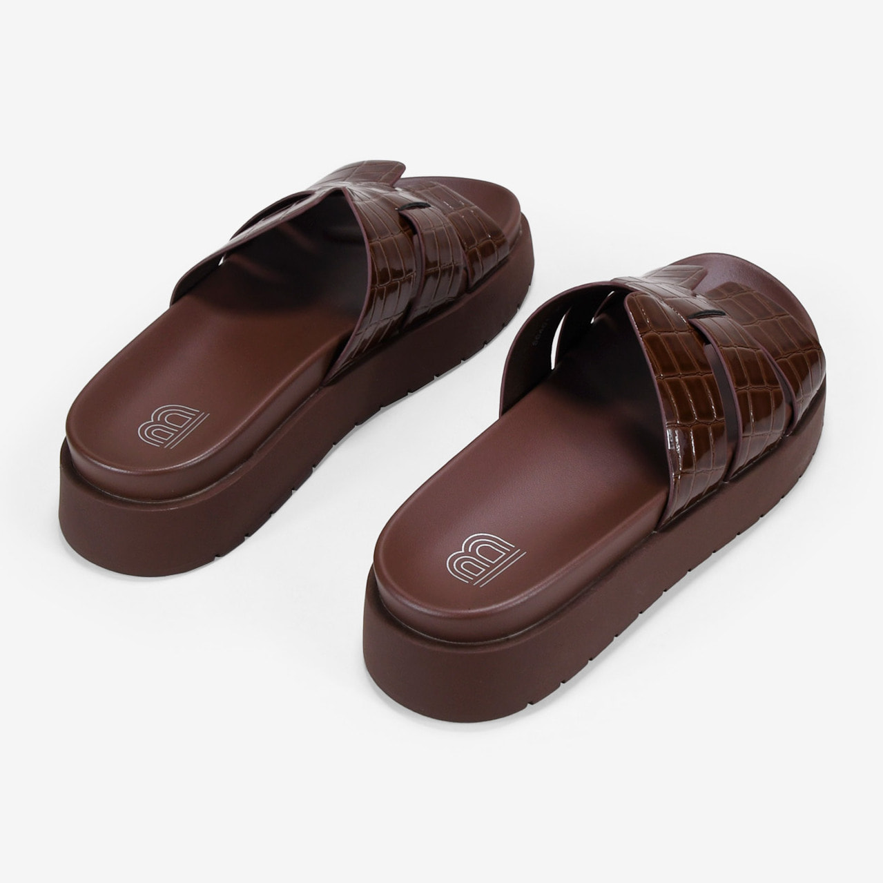 Sandalias de plataforma marrones efecto cocodrilo