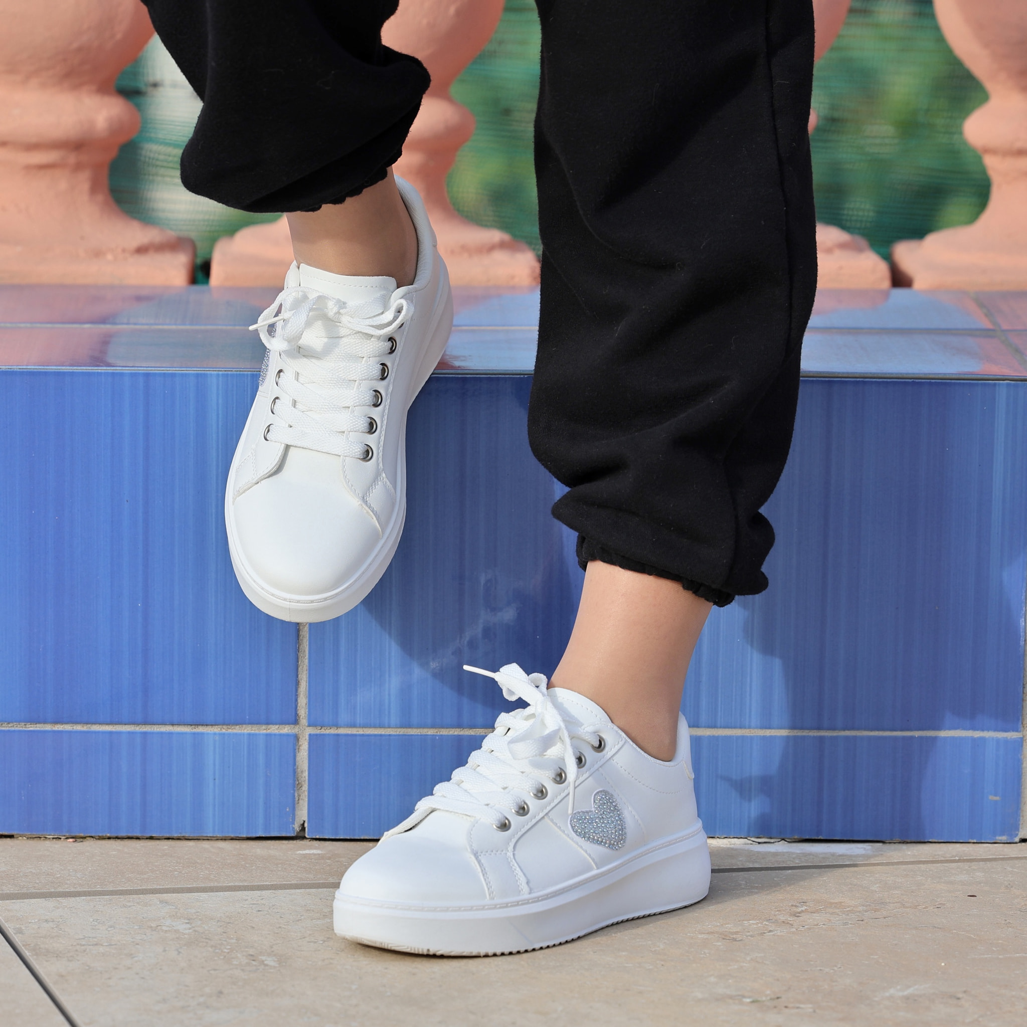 Sneakers in simil pelle con dettaglio strass