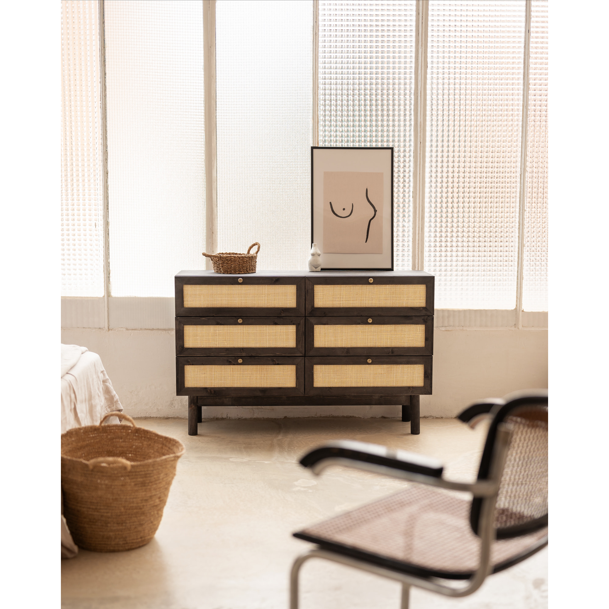 Commode en bois massif et raphia avec six tiroirs en noir 76x120cm Hauteur: 76 Longueur: 120 Largeur: 42