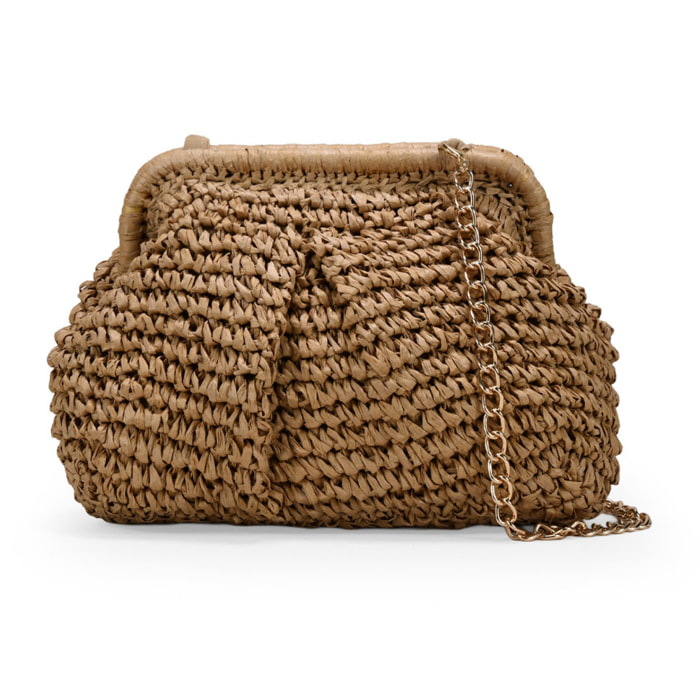 Bolso clutch tostado de rafia con cadena