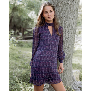 Vestido corto con cuello alto y manga larga