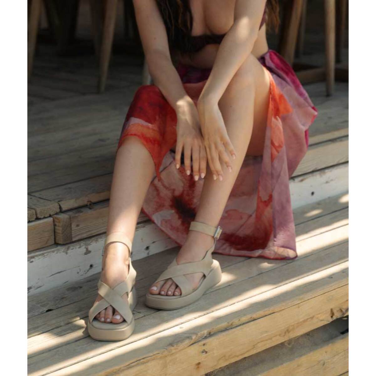 Sandalias de plataforma arena con hebilla