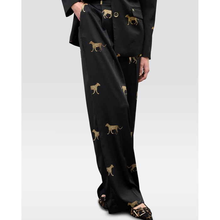 Pantaloni a pieghe in raso con stampa leopardata