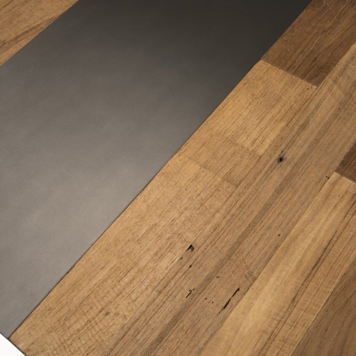 MAXENCE - Table basse carrée 120x120cm bois Teck recyclé métal et pieds métal noir
