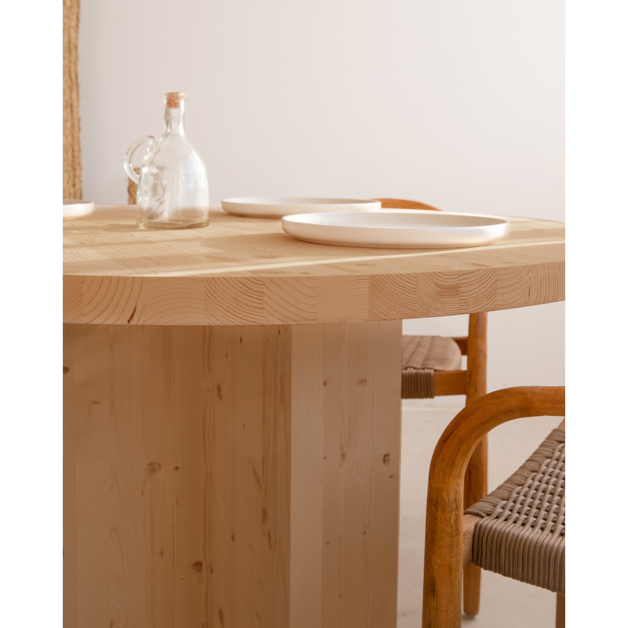 Table à manger ronde en bois massif ton chêne moyen Ø110 Hauteur: 75 Longueur: 110 Largeur: 110