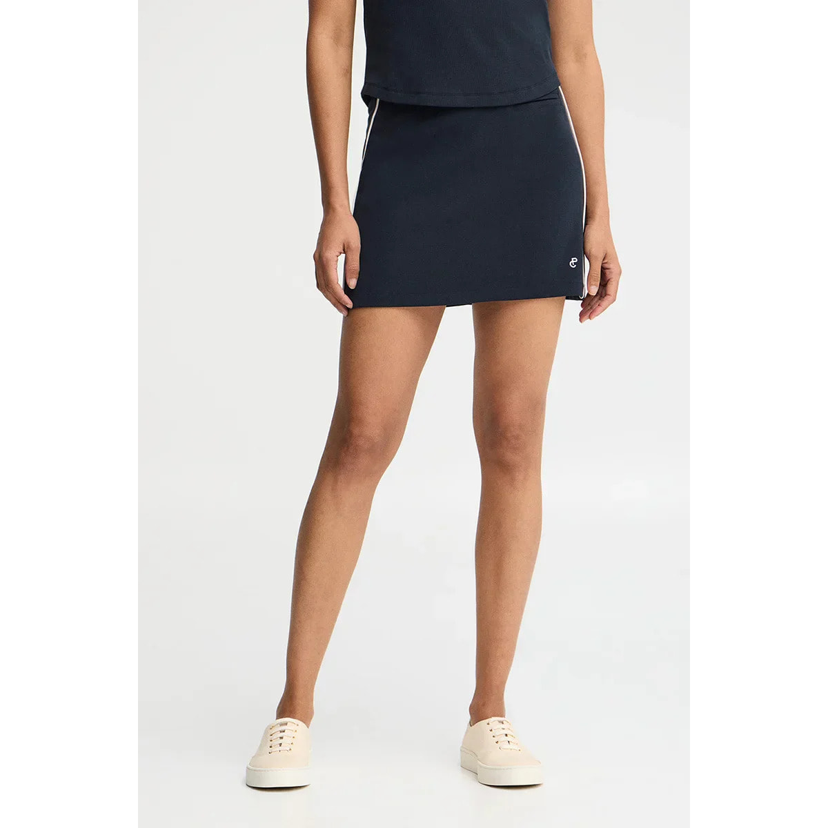 Falda azul marino June con monograma bordado